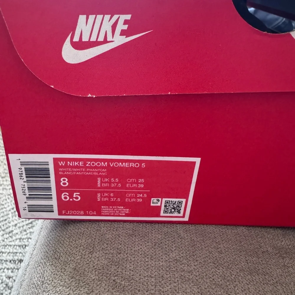 Women’s Nike Zoom Vomero 5 - Picture 4 of 4